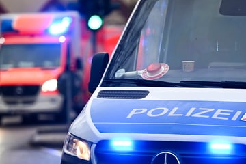 Mann prügelt auf Seniorin ein und zündet Wohnhaus an: 72-Jährige schwer verletzt