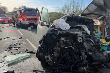 Lieferwagen völlig zerfetzt: 64-Jähriger stirbt nach Horror-Crash mit Tanklaster