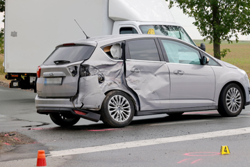 Chemnitz: KTM kracht in Chemnitz in Ford: Fahrer schwer verletzt