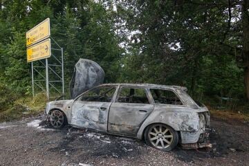 Unfall A4: Auto in Flammen! Audi brennt an A4-Auffahrt aus