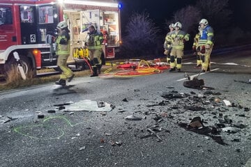 Kleinwagen krachen zusammen: Zwei Menschen sterben im Salzlandkreis
