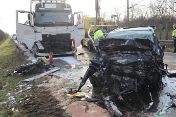 Trümmerfeld auf Landstraße bei Waghäusel: Toyota-Fahrer stirbt am Unfallort