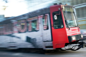 Reisebus kracht gegen Stadtbahn - zwei Verletzte