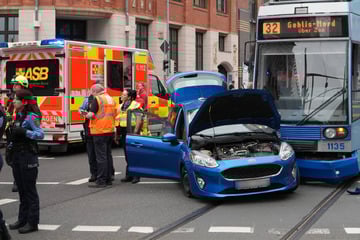 Hoher Schaden: Fordfahrerin (53) kollidiert beim unerlaubten Linksabbiegen mit Tram