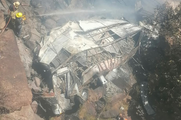 Bus stürzt in Südafrika ab und geht in Flammen auf: Mindestens 45 Tote!