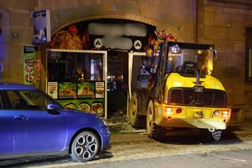 Einbrecher fährt mit Radlader in Juwelier: Fluchtweg endet in Imbiss-Fenster