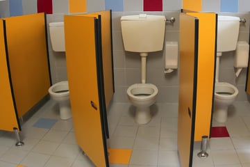 Schüler stinksauer über "jämmerlichen Zustand" ihrer Schul-Toiletten!