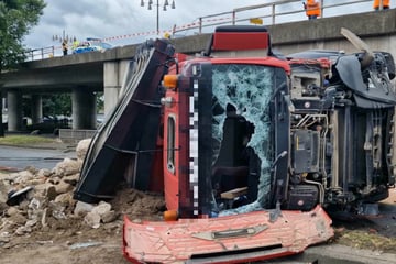 Spektakulärer Unfall: Bauschutt-Laster stürzt meterweit von Brücke