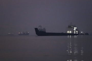 Nahost-Konflikt: Schiff vor der Küste der Emirate von Geschoss getroffen und in Brand geraten