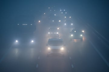 Unfall A3: Krankenwagen kracht bei Nebel auf Lkw: Zwei junge Frauen bei Unfall auf A3 verletzt