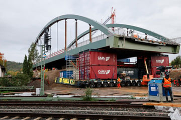 Millimeterarbeit bei 20-Millionen-Projekt: Neue Brücke über Bahngleise transportiert