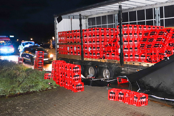 Laster verliert beim Abbiegen rund 100 Kisten Coca-Cola