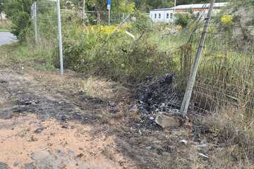 Auto gerät nach Unfall in Brand: Zwei Personen verletzt