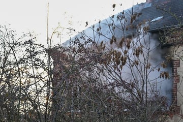 Leipzig: Brand im Leipziger Nordosten: Dichter Rauch quillt aus Mehrfamilienhaus