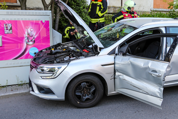 Unfall im Erzgebirge: Transporter mit Renault kollidiert und Stromkasten gerammt