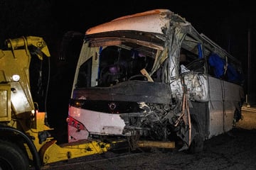 Tragisches Unglück mit Toten! Reisebus prallt gegen Felsen und überschlägt sich