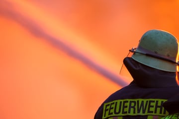 Haus brennt schon unterm Dach: Frau weckt schlafende Bewohner