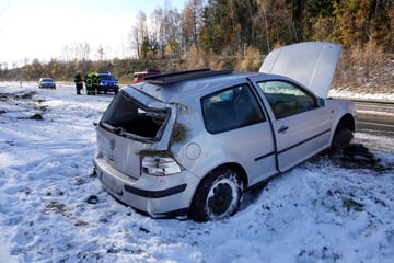 Glätte-Crash auf Bundesstraße: VW überschlägt sich