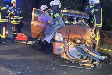 Fahrer durch Frontalcrash in Kia eingeklemmt und schwer verletzt