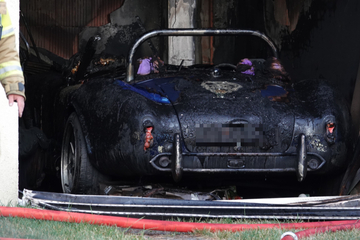 Dresden: Feuer in Doppelgarage: Sportwagen und Toyota brennen aus
