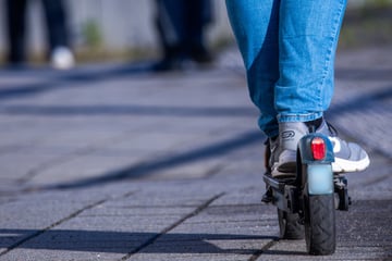 E-Scooter-Fahrer tritt Jungen während der Fahrt: Polizei sucht Zeugen
