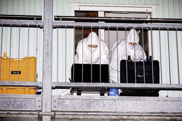 Frau wird durch Stiche lebensgefährlich verletzt, Täter noch auf der Flucht