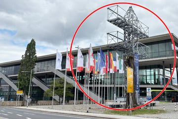 Dresden: Stahlkonstruktion aufgetaucht: Was macht dieser Strommast vor dem Kongresszentrum?