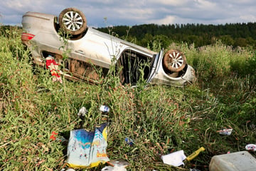 Schwerer Unfall bei Zwickau: VW kommt von Straße ab und überschlägt sich