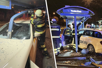 Taxi kracht in Münchner Tramhaltestelle und verkeilt sich