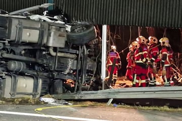 Lkw durchschlägt Betonwand auf A10: Fahrer stirbt am Unfallort