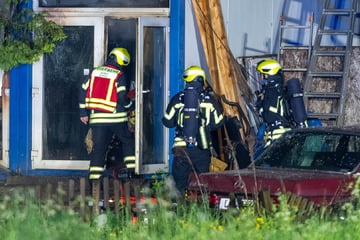 Leipzig: Brand in Leipziger Werkstatt: Flammen zerstören mehrere Fahrzeuge!