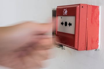 Alarm in Amt: Mann schlägt Feuermelder ein, weil er kein Warteticket ziehen kann