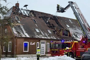Mehrfamilienhaus im Norden steht in Flammen: Sieben Menschen verletzt