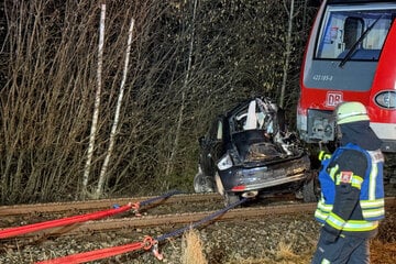 Auto von S-Bahn zerdrückt: Frau (†53) stirbt bei Unfall auf den Gleisen