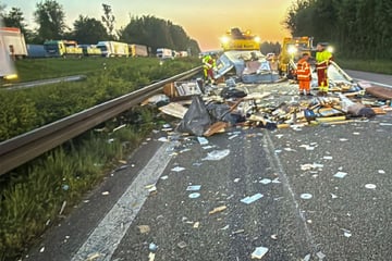 Unfall A5: Auto rast in Wohnwagen: Trümmerfeld verteilt sich auf A5 bei Freiburg!