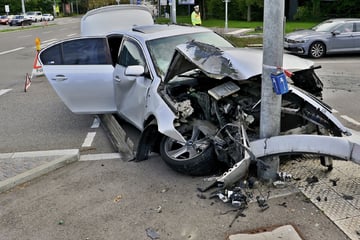 BMW kracht mit voller Wucht gegen Ampelmast in Stuttgart!