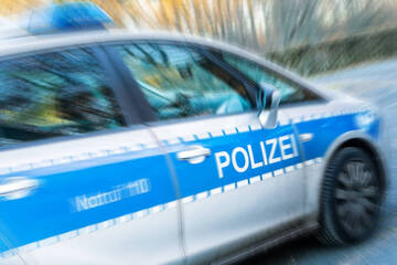 Frontalcrash bei Einsatzfahrt in Unterfranken: Polizist erleidet schwere Verletzungen
