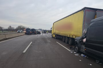 Unfall A2: Heftiger Auffahrunfall auf A2: Fahrer wird eingeklemmt und schwer verletzt