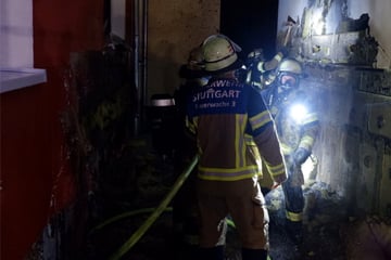 Stuttgart: Brand greift auf Hausfassaden in Stuttgart über: Feuerwehr verhindert Schlimmeres