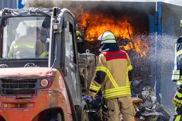 Brandserie hält Feuerwehr in Atem: Recyclinghof steht in Flammen