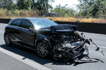 Unfall A57: Crash auf der A57: 24-jähriger BMW-Fahrer überholt rechts und löst Unfall aus - drei Verletzte