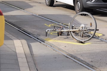 Radfahrer bei schwerem Unfall von Straßenbahn erfasst: Lebensgefahr!