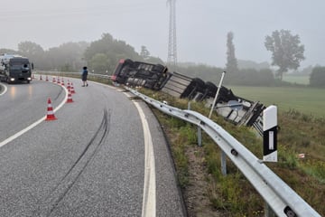 Unfall A7: Lkw mit Schweinehälften kippt um: Autobahn voll gesperrt
