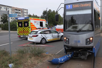 Leipzig: Straßenbahn und Auto stoßen zusammen!