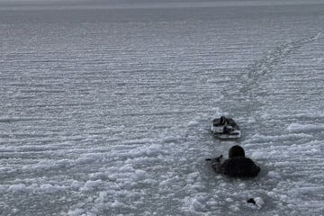 Kitesurfer bricht ins Eis ein: Seenotretter eilen im bitterkalten Gewässer zu Hilfe