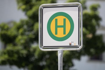 Schulkind an Bushaltestelle bewusstlos getreten