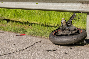 Unfall A7: Motorrad reißt auf Autobahn in mehrere Teile! Biker (17) schwebt in Lebensgefahr