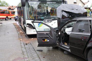 Audi kracht frontal in Linienbus! Autofahrer lebensgefährlich verletzt