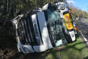 Lkw landet im Straßengraben: Fahrer schwer verletzt
