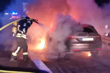 Opel steht auf A38 in Flammen